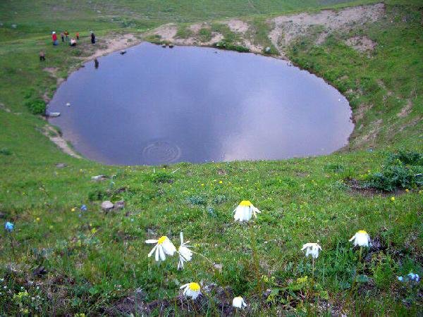 12 bin yıllık Dipsiz Göl taş ve toprakla dolduruldu