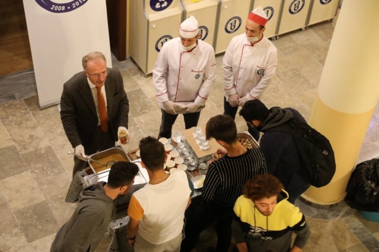 Bartın Üniversitesi Kütüphanesinde öğrencilere çorba ikramı