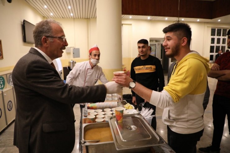 Bartın Üniversitesi Kütüphanesinde öğrencilere çorba ikramı