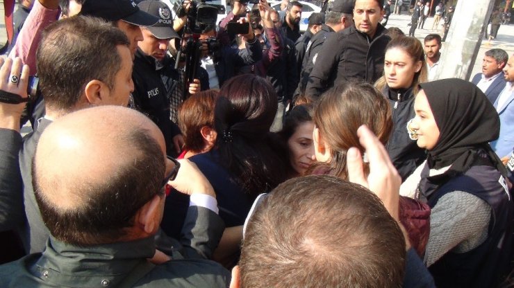Belediyeye girmek isteyen HDP’li vekile polis izin vermedi
