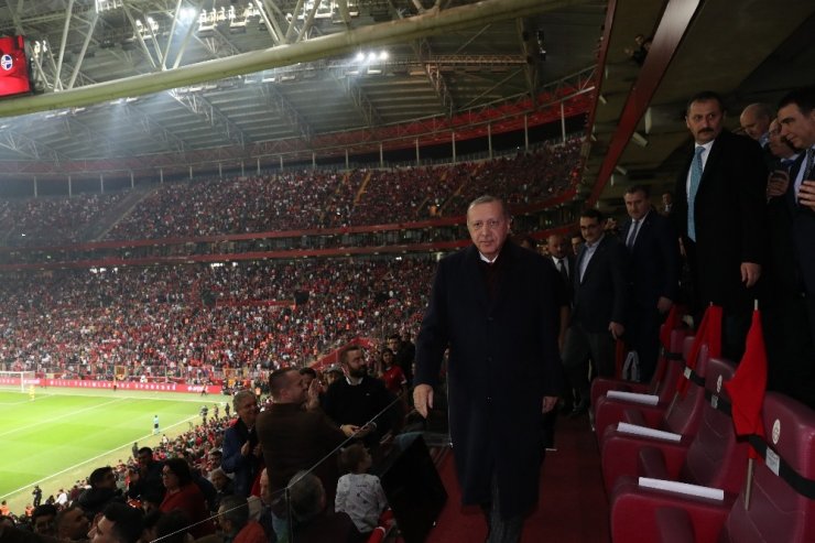 Cumhurbaşkanı Erdoğan, soyunma odasına inerek millileri kutladı