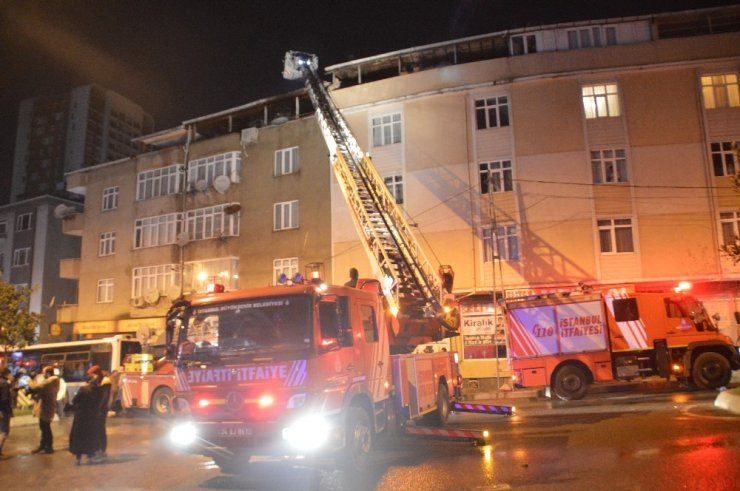 Gaziosmanpaşa’da 4 katlı bir apartmanın üst dairesinde yangın meydana geldi