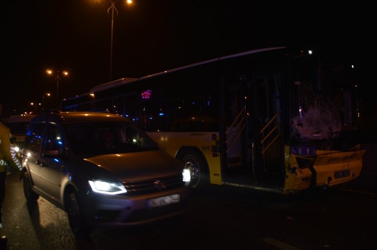 O-3 karayolunda İETT otobüsü, otomobile çarptı: 1’i ağır 3 kişi yaralandı