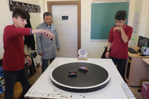 Parçalarını kendileri ürettikleri robotla, dünya 2'ncisi oldular