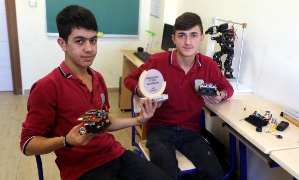 Parçalarını kendileri ürettikleri robotla, dünya 2'ncisi oldular