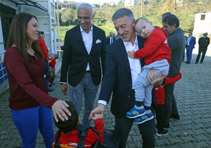 Ahmet Ağaoğlu ve Ünal Karaman özel çocukları ziyaret etti