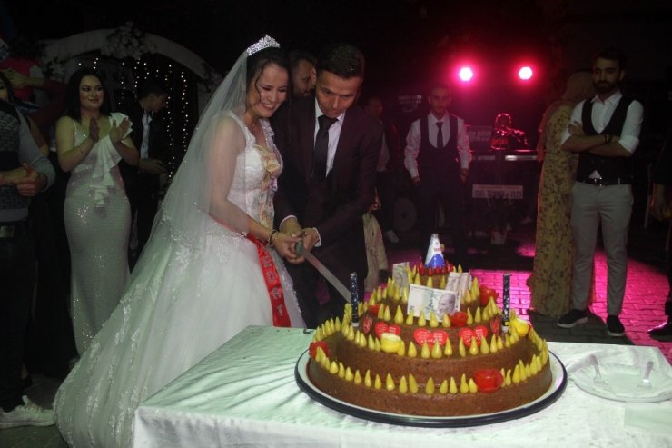 Düğünde pasta yerine çiğ köfte kestiler