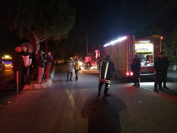 Isparta’da kaza yapan kamyonetin çarptığı elektrik direği evin çatısına devrildi: 2 ağır yaralı