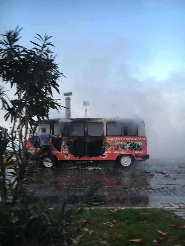 Tüpü patlayan köfte karavanı alev alev yandı