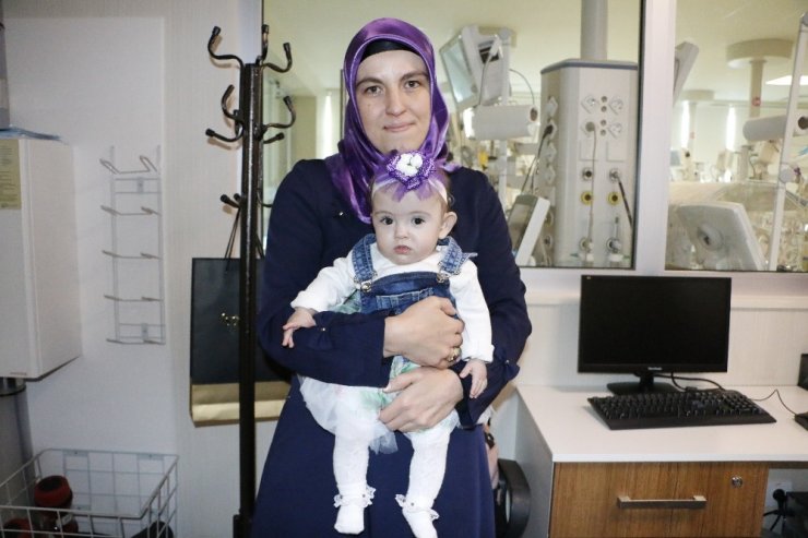 Yaşamaz denilen Hafsa Ceren bebek hayata tutunup 13 aylık oldu