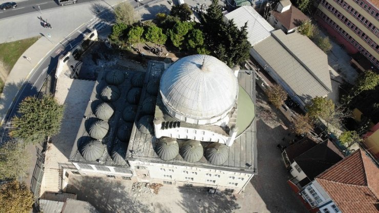 Avcılar’da depremde minaresi yıkılan cami akıbetini bekliyor