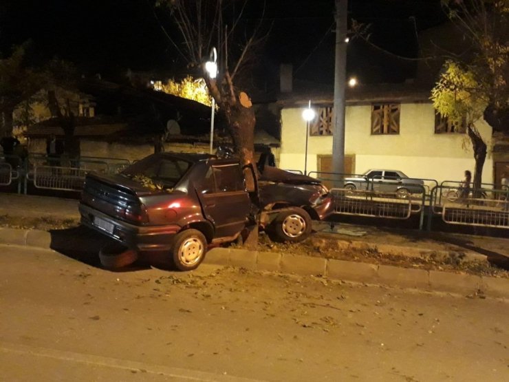 Tosya’da otomobil ağaca çarptı: 1 ağır yaralı