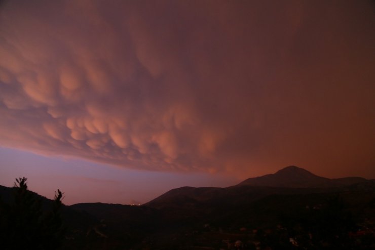Türkiye’de ender görülen memeli bulutlar Hatay’da görüntülendi