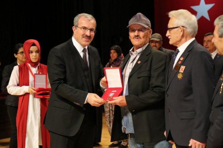 Kütahya’da 170 Kıbrıs gazisine Milli Mücadele Madalyası ve Beratı