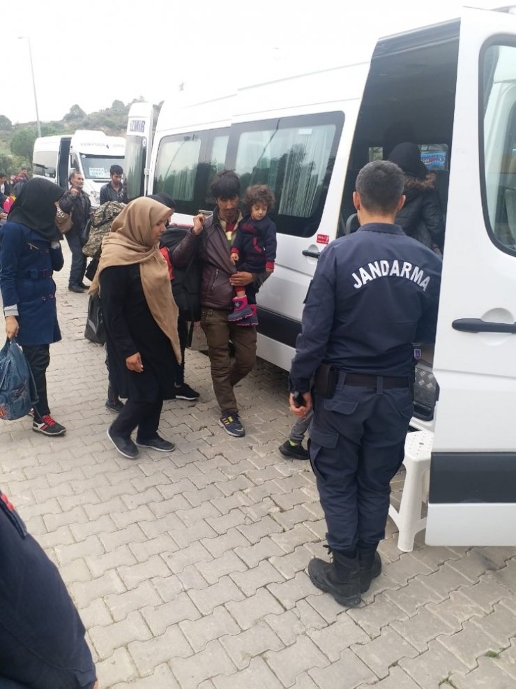 İzmir’de durdurulan araçtan 21 göçmen çocuk çıktı