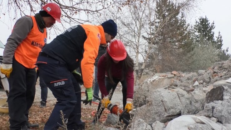 Kars’ta eksi 15 derece soğukta gönüllü eğitimi