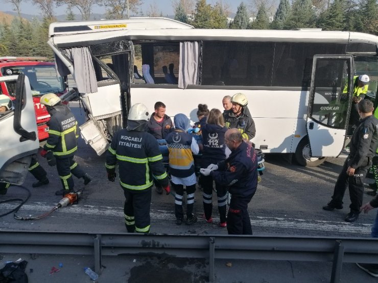 Kocaeli TEM’de turistleri taşıyan midibüse kamyonet çarptı: 2’si ağır 5 yaralı
