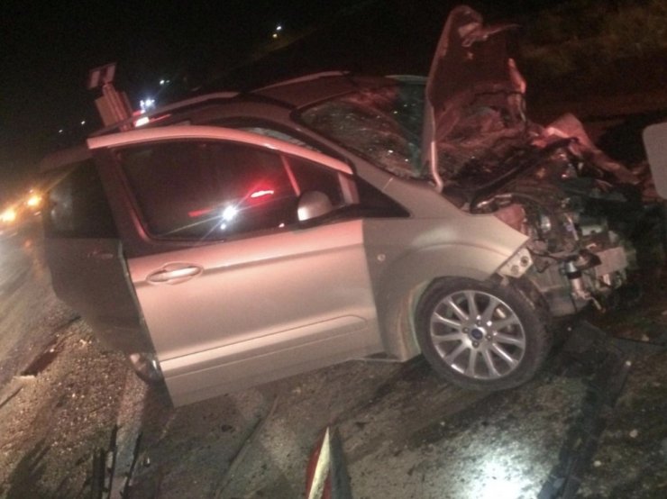 Hafif ticari araç otomobille çarpıştı: 1 ölü, 2 yaralı