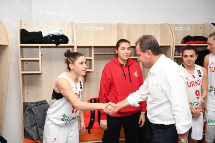 Başkan Seçer, Türkiye-Litvanya maçı coşkusuna ortak oldu