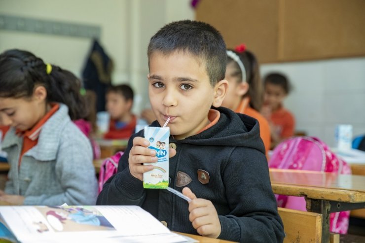 ’Süt senin gurur Mersin’in projesi ile 56 bin öğrenci ücretsiz süt içiyor