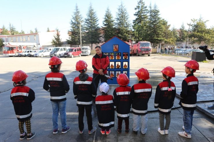 Bolu Belediyesi itfaiyesi kapılarını öğrencilere açtı