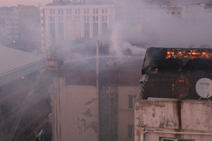İş merkezinin çatısı alev alev yandı