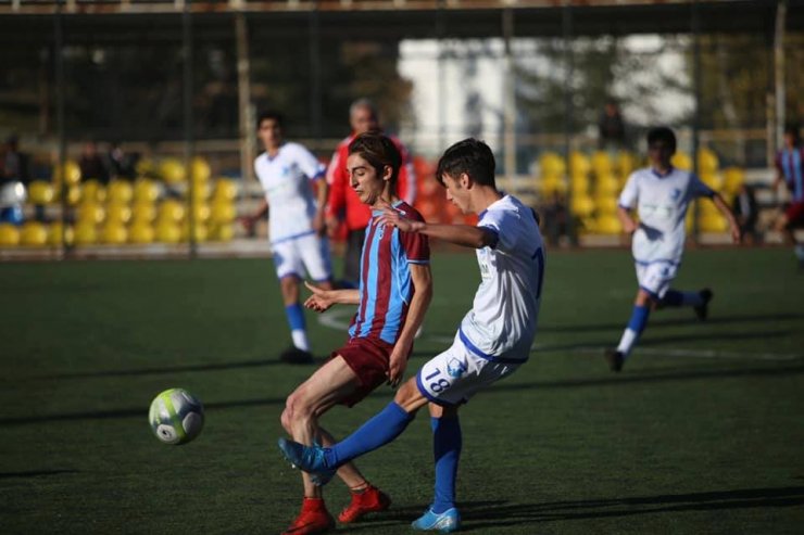 Erzurumsporlu ve Trabzonsporlu gençler hazırlık maçında ter döktü