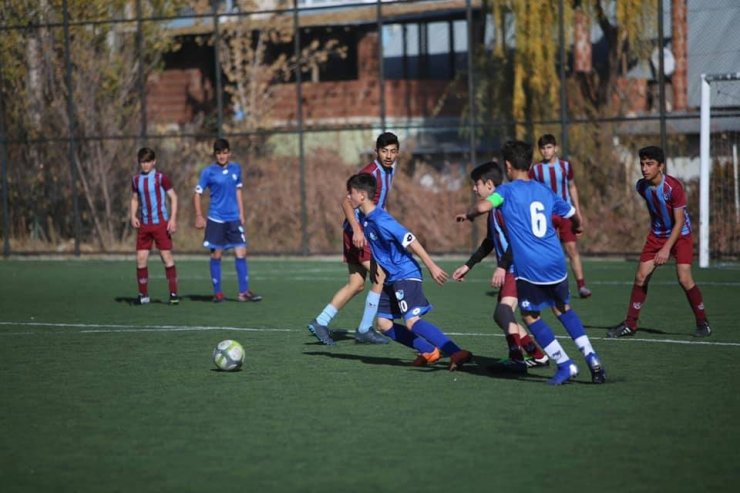 Erzurumsporlu ve Trabzonsporlu gençler hazırlık maçında ter döktü