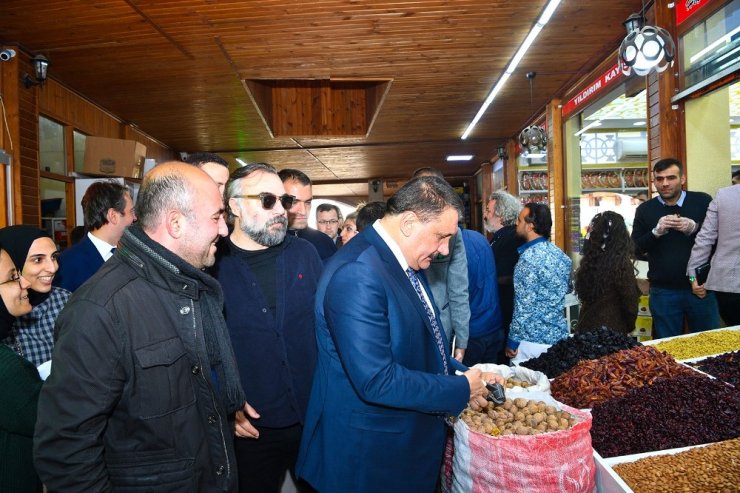 Sanatçılar kayısı pazarında