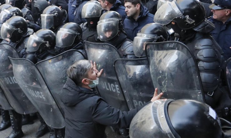 Gürcistan polisinden eylemcilere müdahale: 18 gözaltı