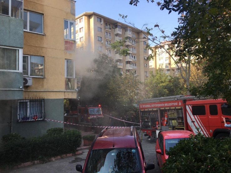 Kadıköy’de 15 katlı apartmanda yangın paniği