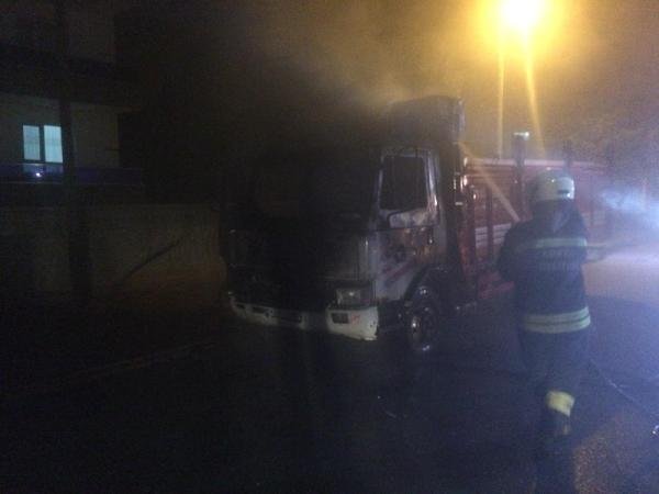Konya'da park halindeki kamyon yandı