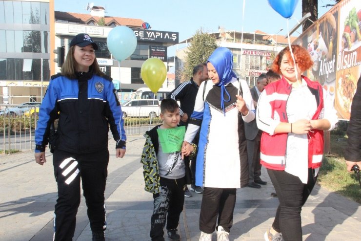 Çocuklar hakları için yürüdü, balon uçurdu