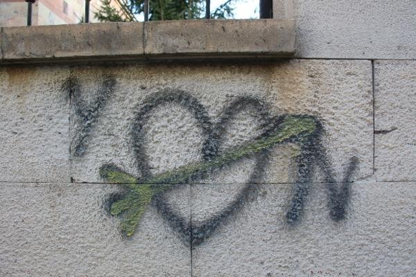 Aşklarını şehitlik duvarına yazanlara tepki