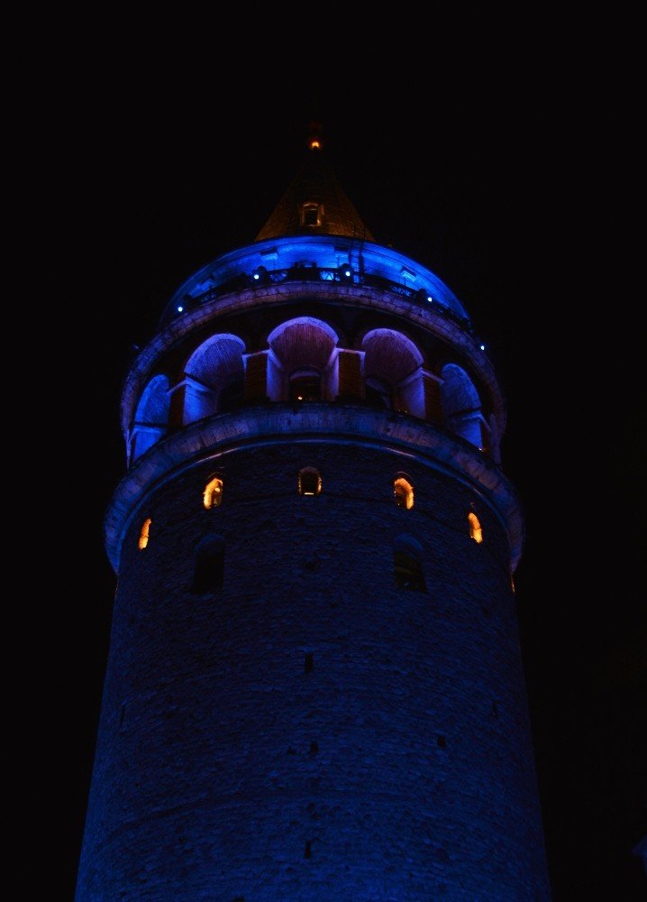 İstanbul’un simgeleri, çocuklar için maviye büründü
