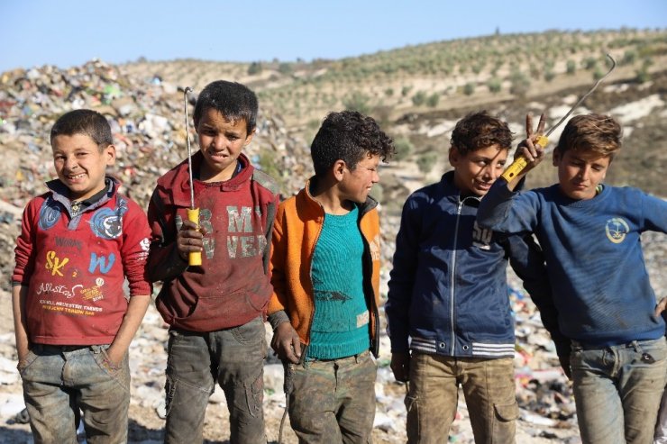 Suriyeli çocuklara anlamlı günde anlamlı sürpriz