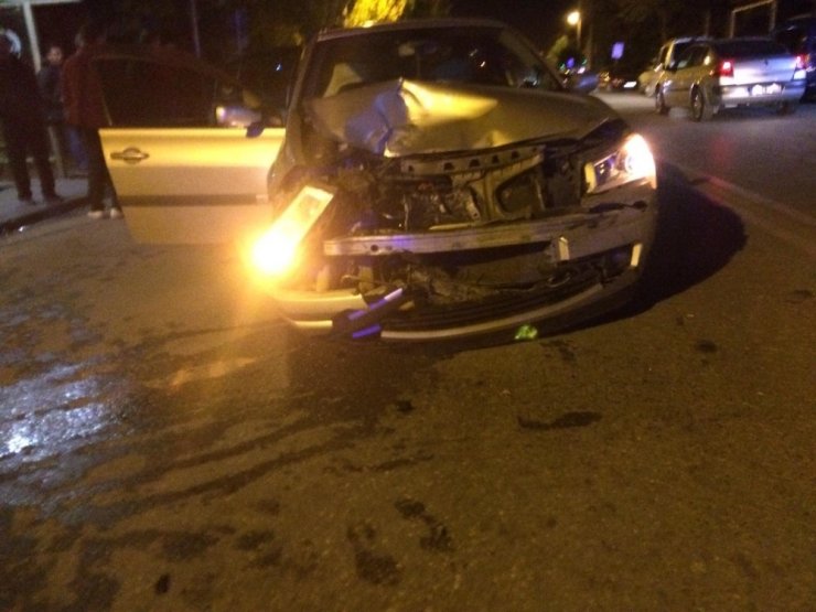 Alkollü olduğu iddia edilen sürücüye hızla gelen otomobil çarptı: 2 yaralı