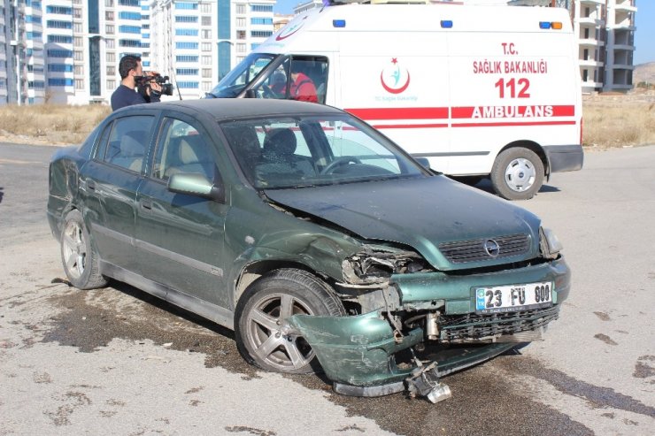 Elazığ’da iki otomobil çapıştı: 12 yaralı