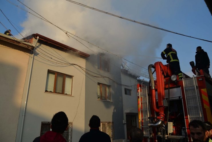 Ev yangını itfaiye ekiplerinin müdahalesi ile söndürüldü