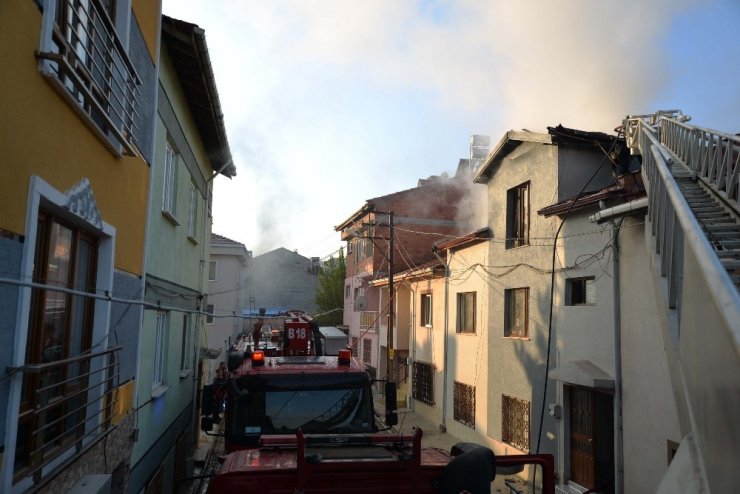 Ev yangını itfaiye ekiplerinin müdahalesi ile söndürüldü