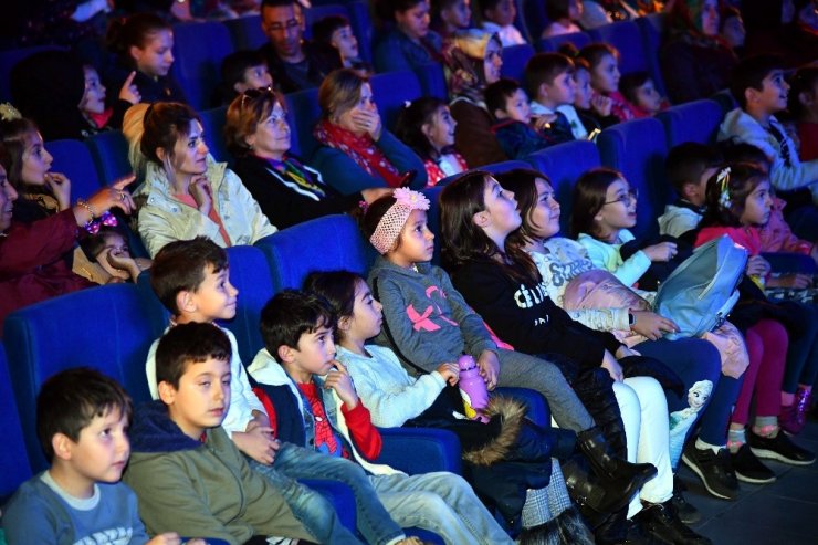 Isparta Belediyesi Şehir Tiyatrosu’ndan çocuklara Neşeli Orman Müzikali