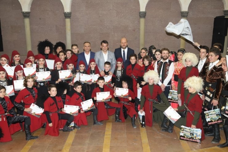 Gürcistan halk dansları topluluğunun gösterisi büyük beğeni kazandı