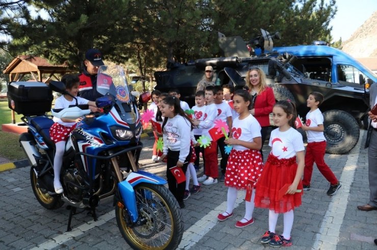 Jandarma, ’Dünya Çocuk Hakları Günü’nde öğrencileri konuk etti