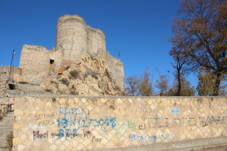 Şehitlik ve tarihi eserlerin duvarlarına yazılan yazılar çirkin görüntü oluşturuyor