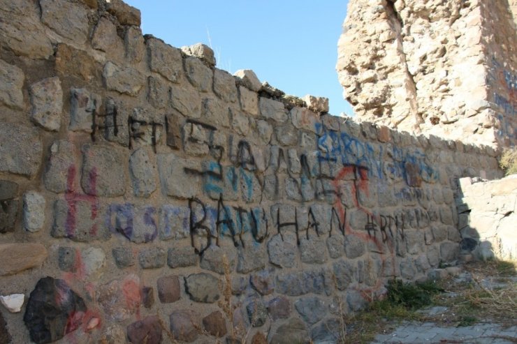 Şehitlik ve tarihi eserlerin duvarlarına yazılan yazılar çirkin görüntü oluşturuyor