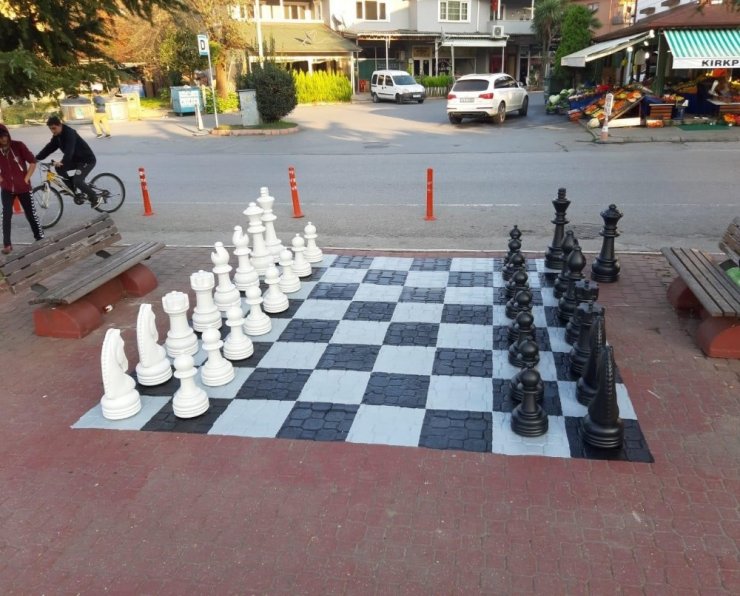 Sapanca’nın sokakları satrançla buluşmaya devam ediyor