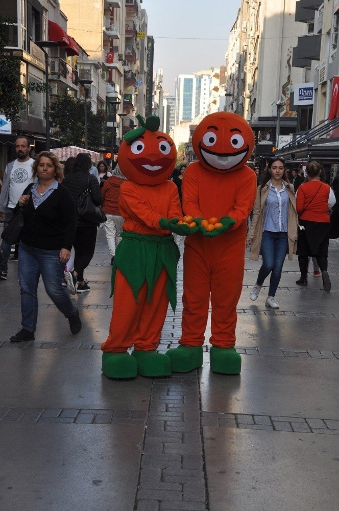 Mandi ve Mandila İzmir sokaklarında