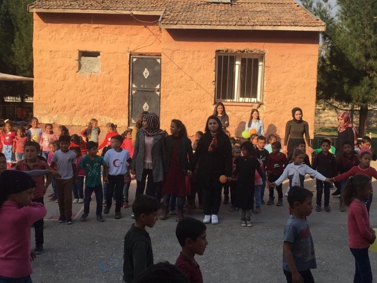 Suriye sınırında telafi eğitimi gören öğrenciler gönüllerince eğlendi