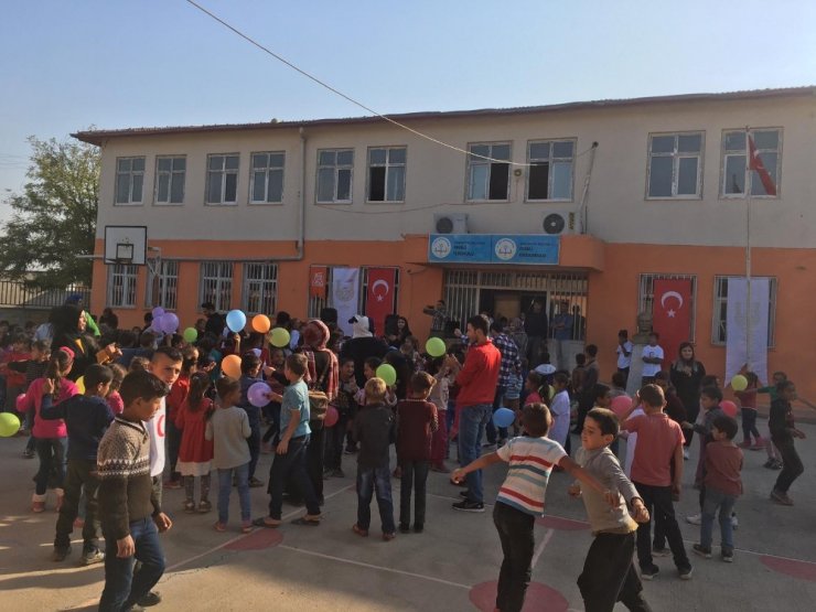 Suriye sınırında telafi eğitimi gören öğrenciler gönüllerince eğlendi