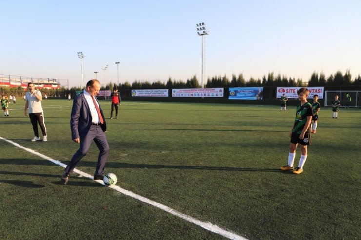 Başlama vuruşunu Çetin Akın yaptı, futbol şenliği başladı